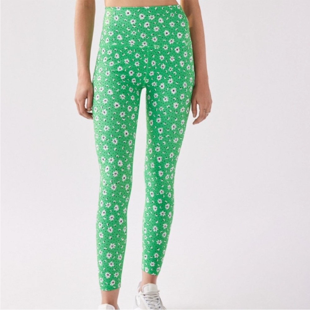 BEYOND YOGA High Waisted Midi Legging in Honeydew Daisies Size Small